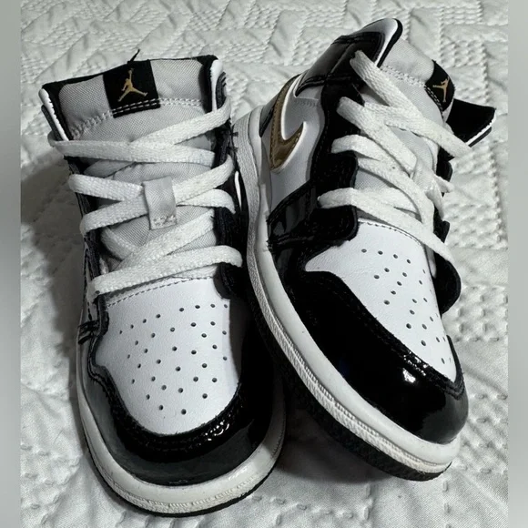 Nike Jordan 1 Kids Black Gold High Top Running Shoes Sneakers US Size 9C - Picture 3 of 9
